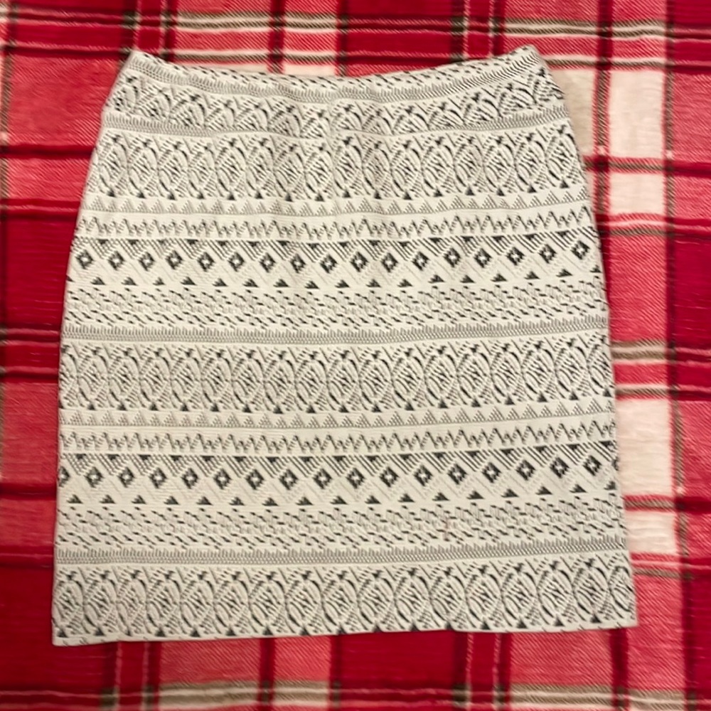 Kensie skirt.  Size Medium. Grey/off white